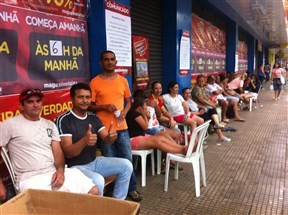 Consumidores estão há dois dias em fila para aproveitar liquidação de loja em Maringá